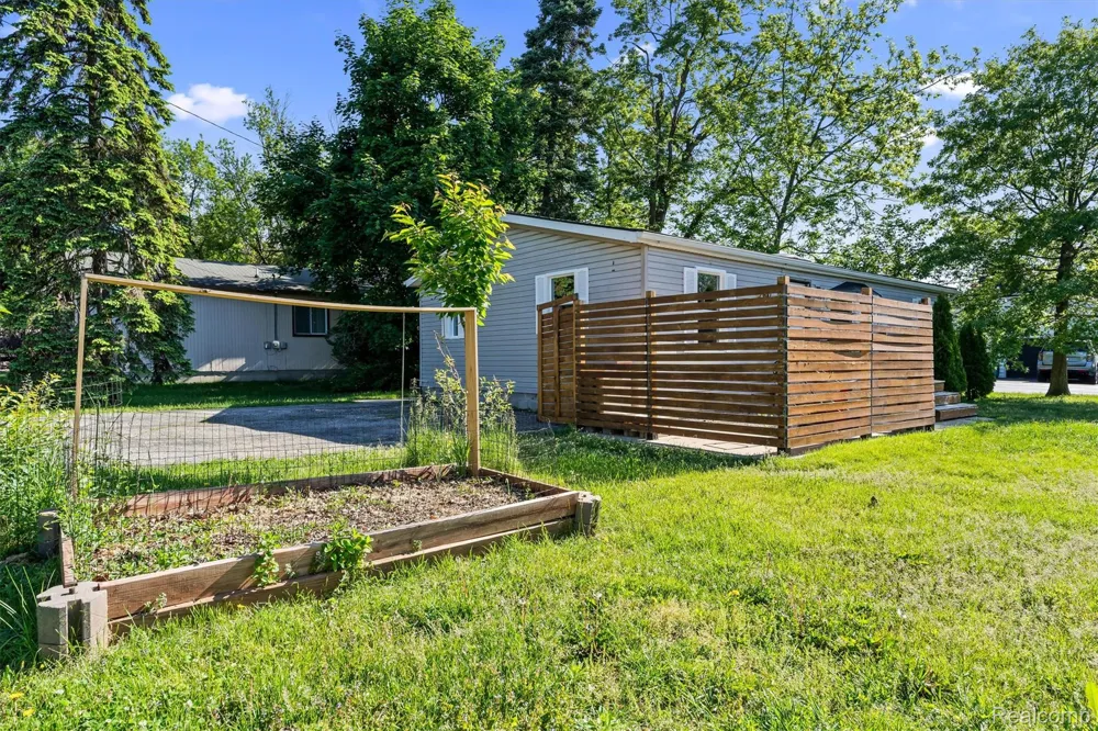 2900 Hensman Street Keego Harbor City, MI 48320
