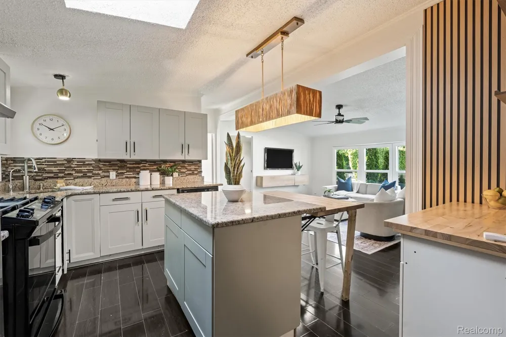 2900 Hensman Street Keego Harbor City, MI 48320