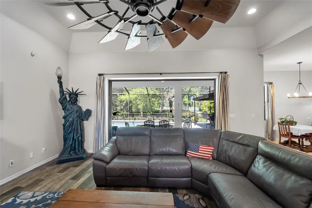 1012 KINGSBOROUGH GARDENS COURT Lutz, FL 33548