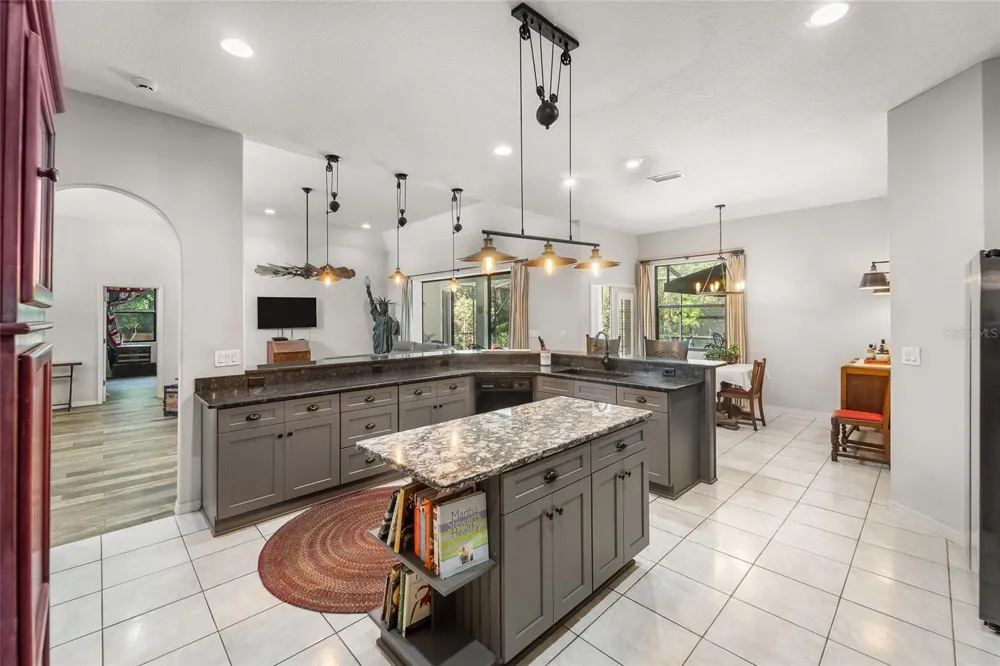 1012 KINGSBOROUGH GARDENS COURT Lutz, FL 33548