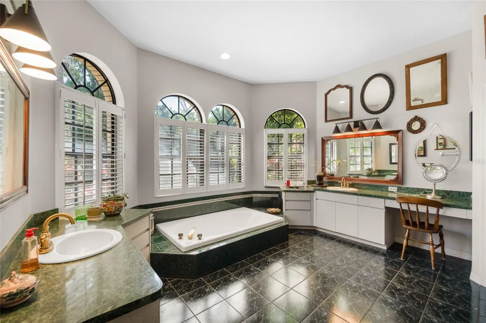 1012 KINGSBOROUGH GARDENS COURT Lutz, FL 33548