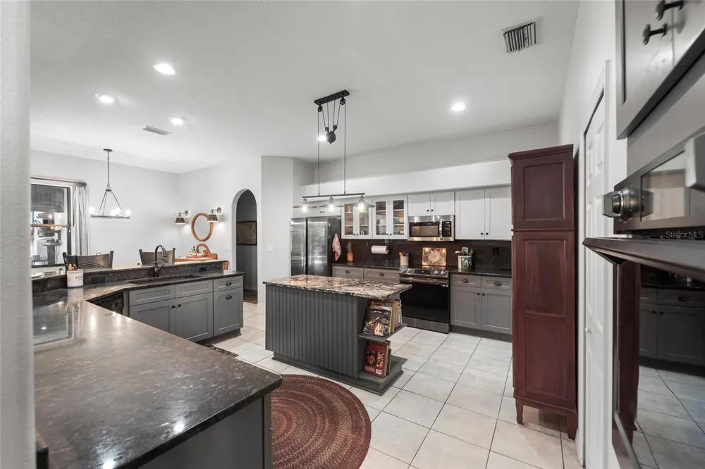 1012 KINGSBOROUGH GARDENS COURT Lutz, FL 33548