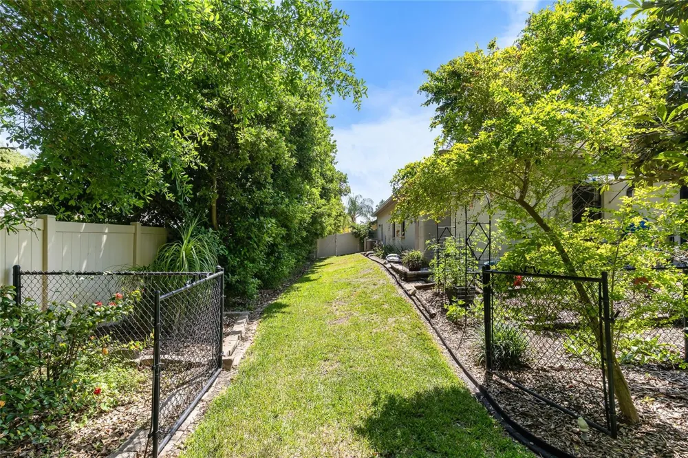 1012 KINGSBOROUGH GARDENS COURT Lutz, FL 33548