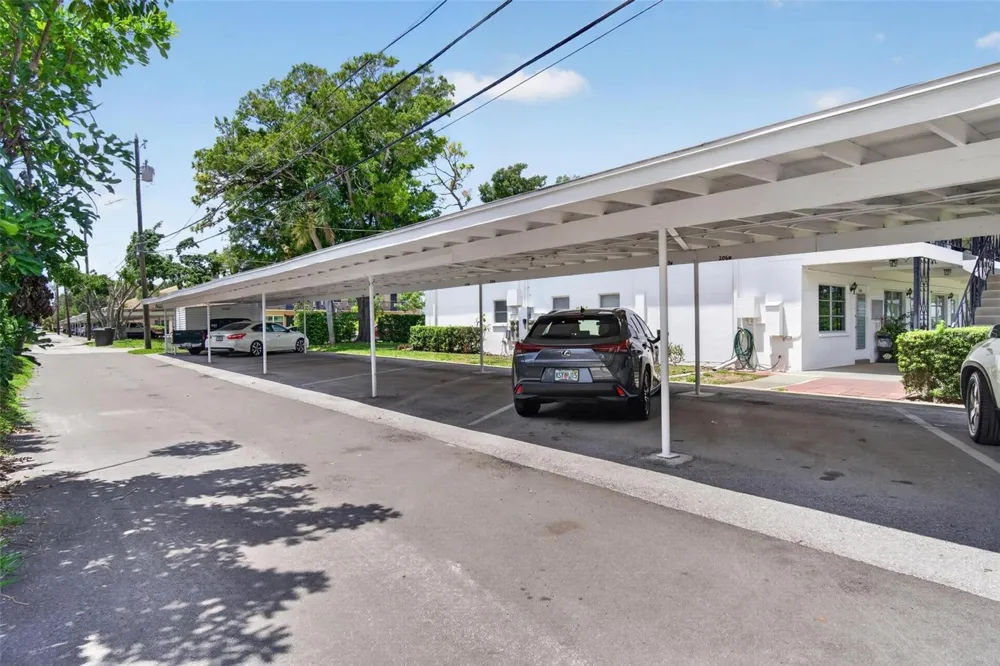 138 36TH AVENUE #208 W St Petersburg, FL 33704