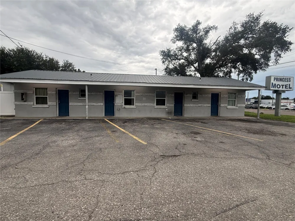 6435 W HILLSBOROUGH AVENUE Tampa, FL 33634
