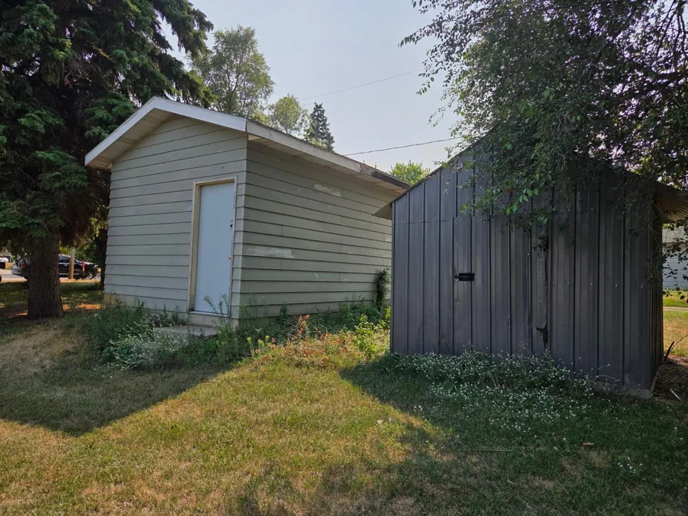 121 & 407 4th & 2nd Street Avenue Milnor, ND 58060