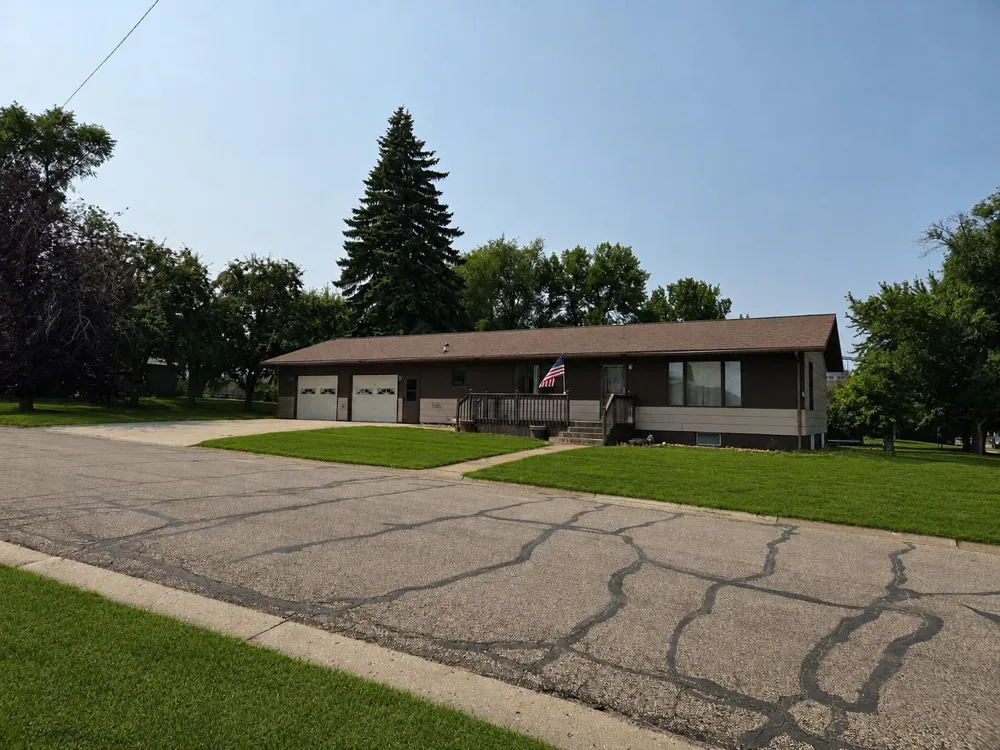 121 & 407 4th & 2nd Street Avenue Milnor, ND 58060