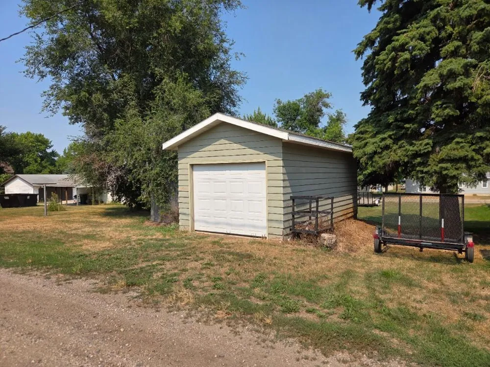 121 & 407 4th & 2nd Street Avenue Milnor, ND 58060
