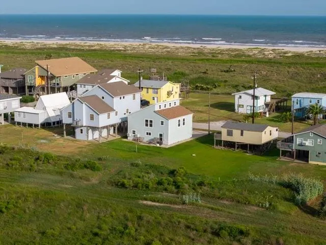 207 Beachfront Drive Matagorda, TX 77457
