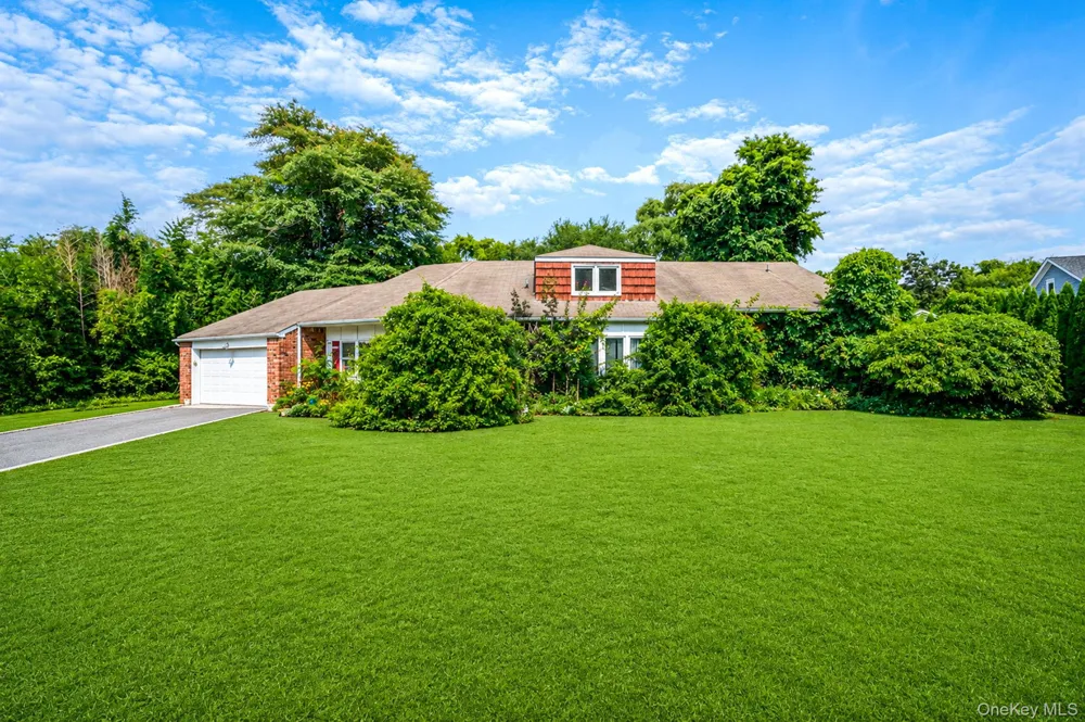 893 Gardiner Drive Bay Shore, NY 11706