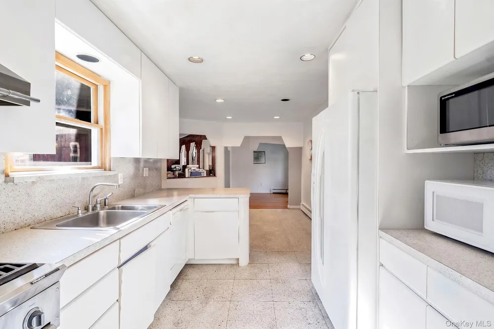 893 Gardiner Drive Bay Shore, NY 11706