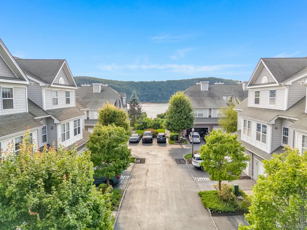 303 Bridgeview Drive Poughkeepsie, NY 12601