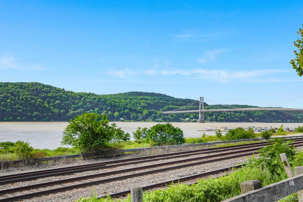 303 Bridgeview Drive Poughkeepsie, NY 12601
