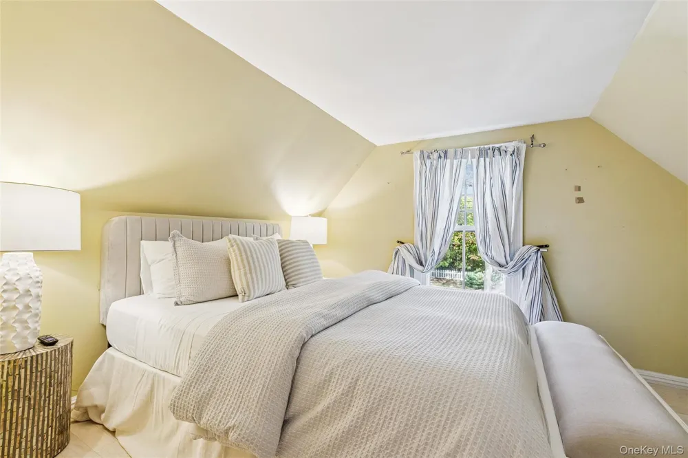 212 LUMBER LN Bridgehampton, NY 11932