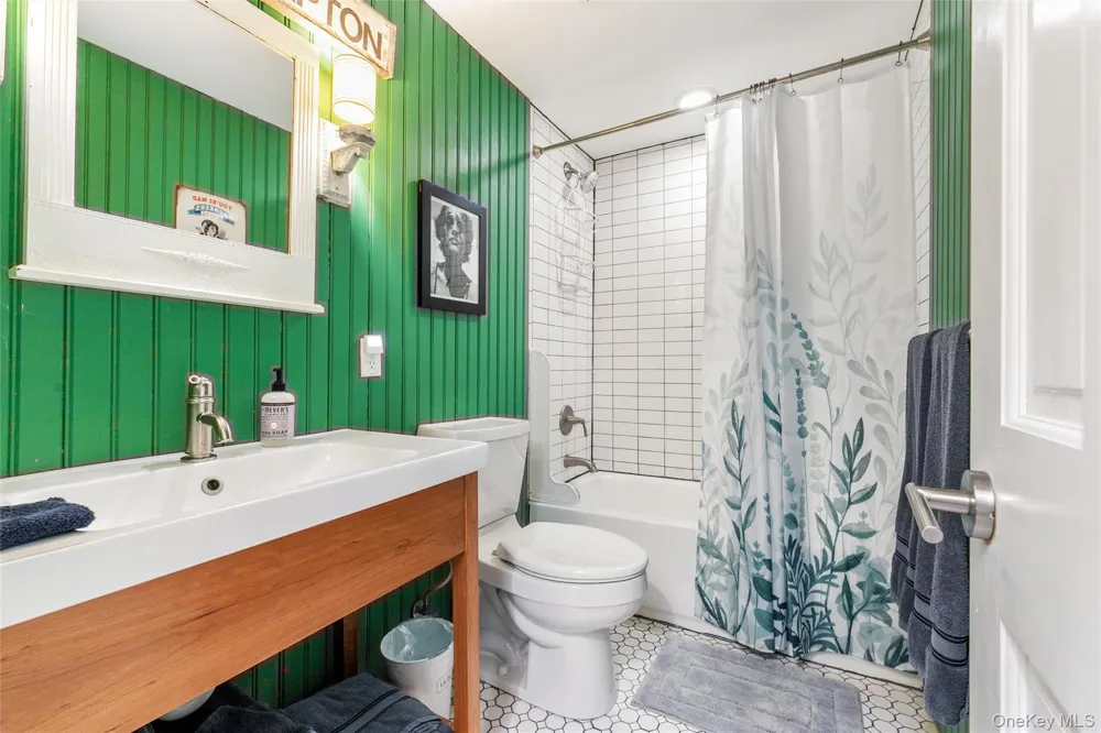 212 LUMBER LN Bridgehampton, NY 11932