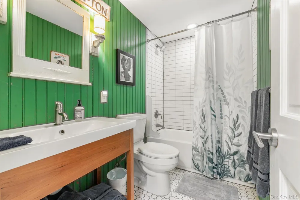 212 LUMBER LN Bridgehampton, NY 11932