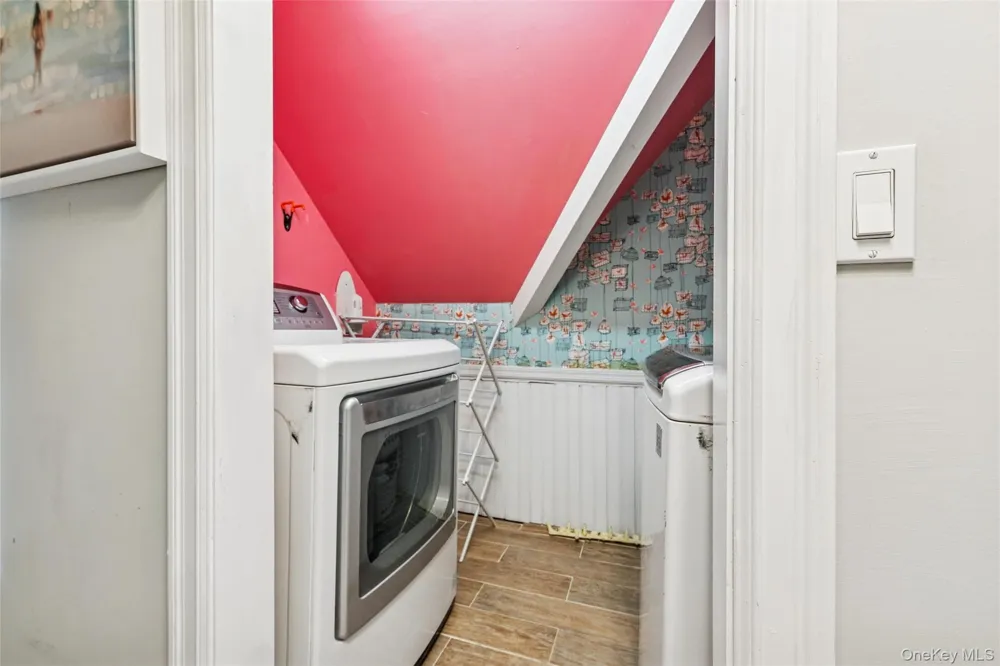 212 LUMBER LN Bridgehampton, NY 11932