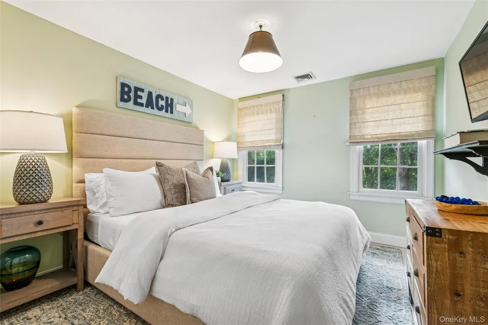 212 LUMBER LN Bridgehampton, NY 11932