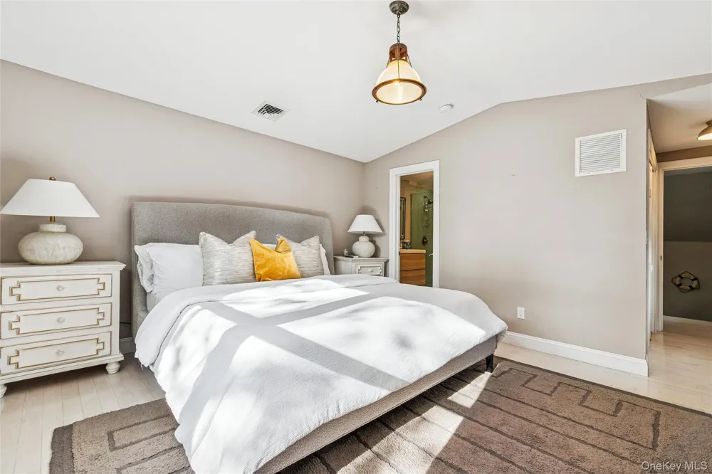 212 LUMBER LN Bridgehampton, NY 11932