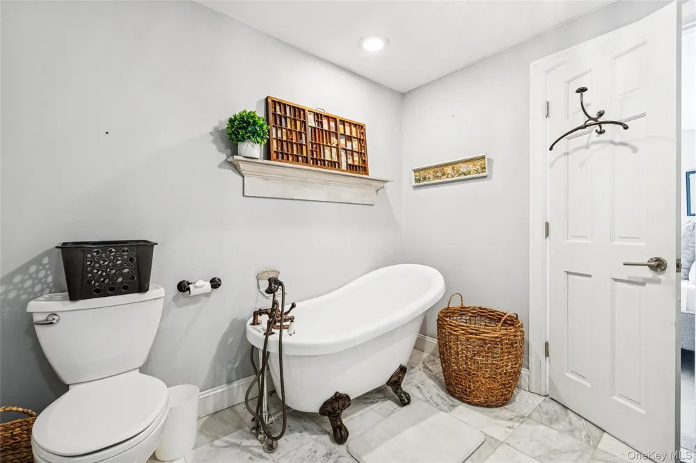 212 LUMBER LN Bridgehampton, NY 11932