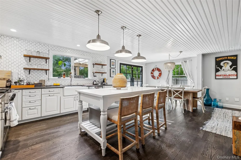 212 LUMBER LN Bridgehampton, NY 11932