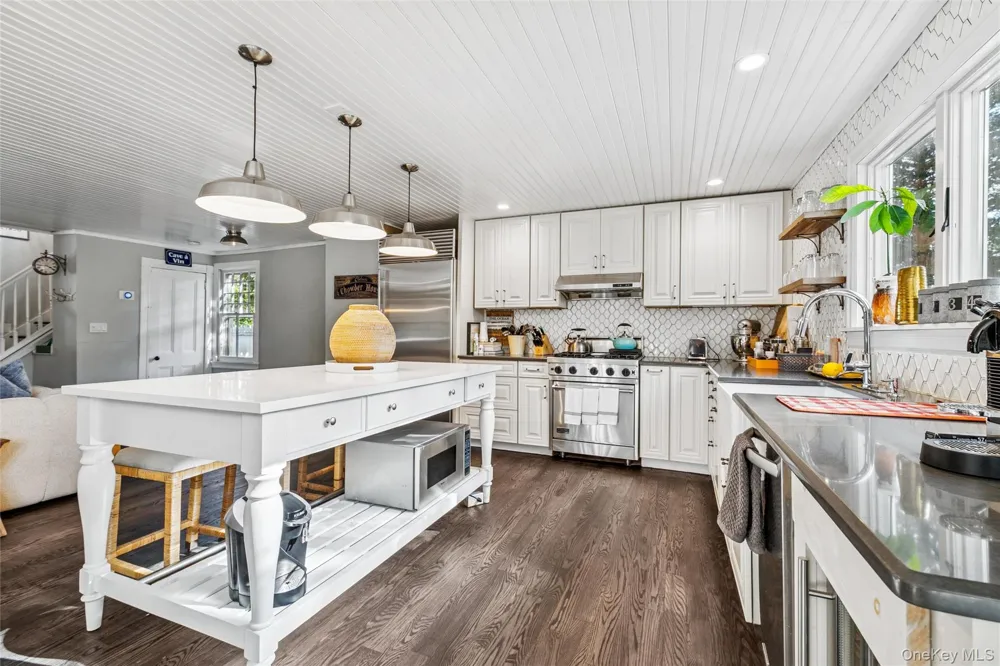 212 LUMBER LN Bridgehampton, NY 11932