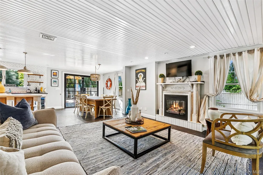 212 LUMBER LN Bridgehampton, NY 11932