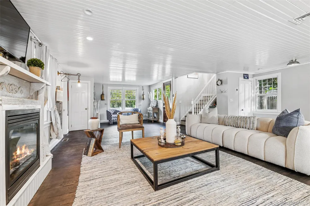212 LUMBER LN Bridgehampton, NY 11932