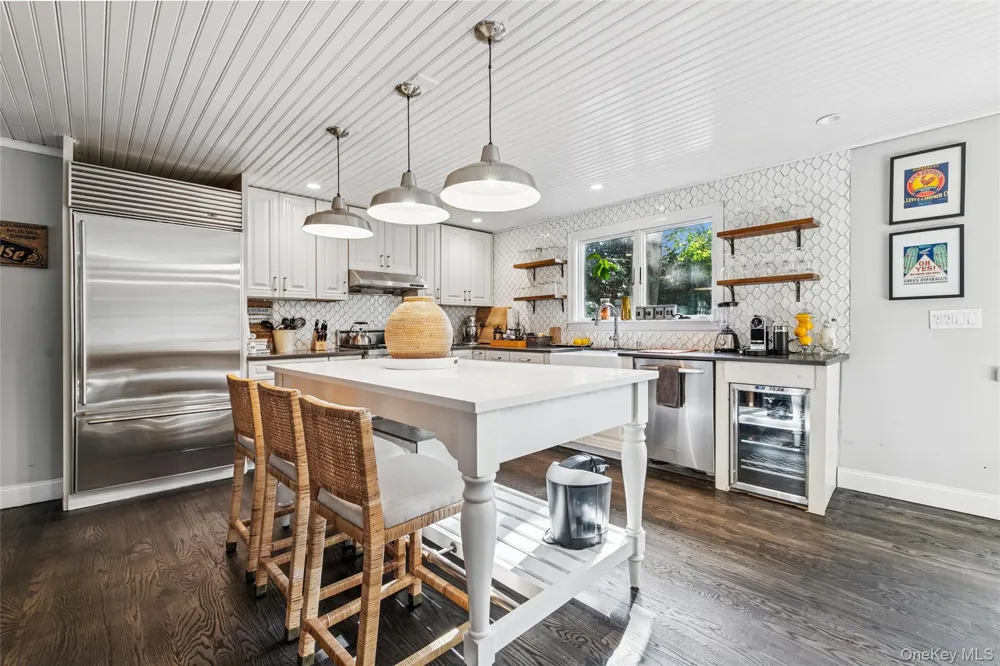 212 LUMBER LN Bridgehampton, NY 11932