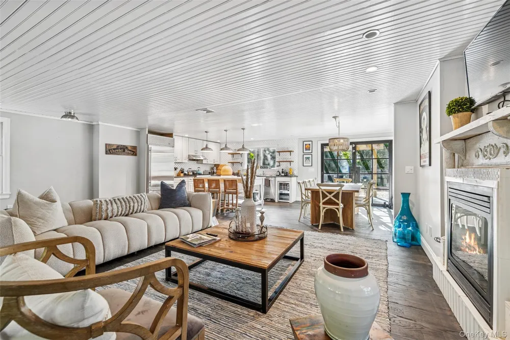212 LUMBER LN Bridgehampton, NY 11932