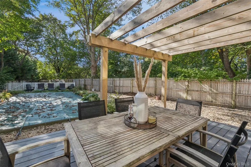 212 LUMBER LN Bridgehampton, NY 11932