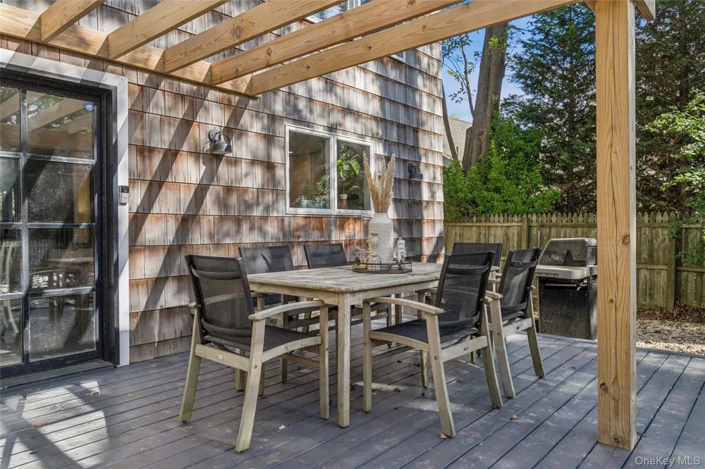 212 LUMBER LN Bridgehampton, NY 11932