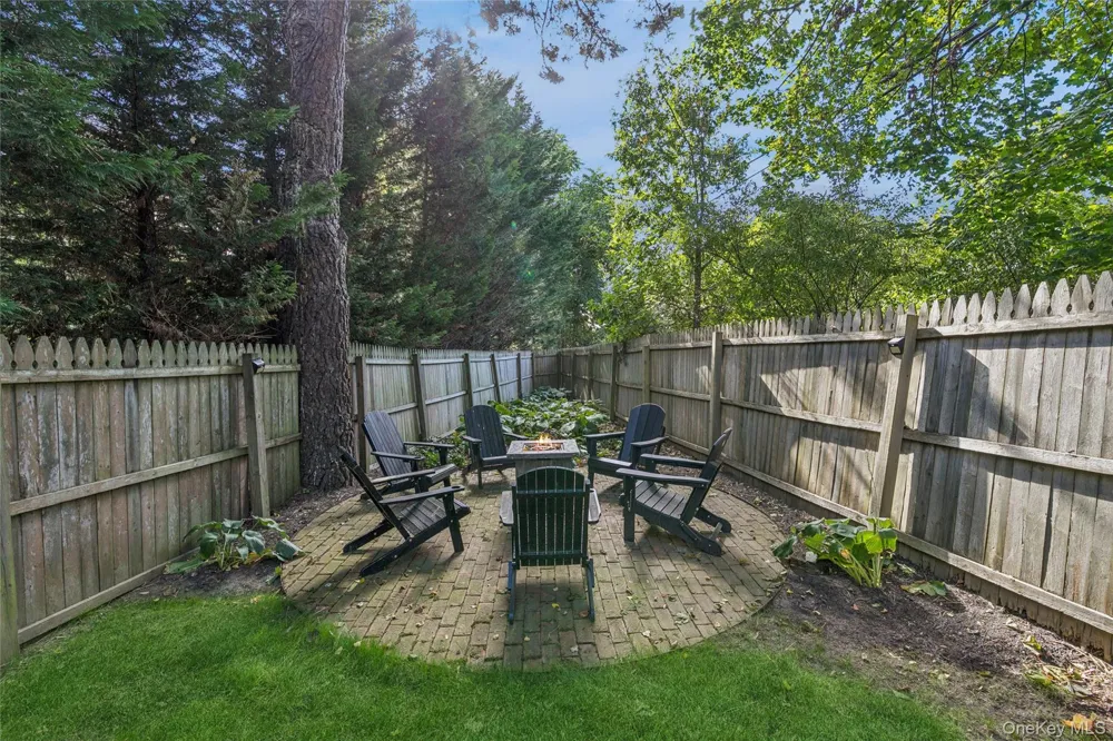 212 LUMBER LN Bridgehampton, NY 11932