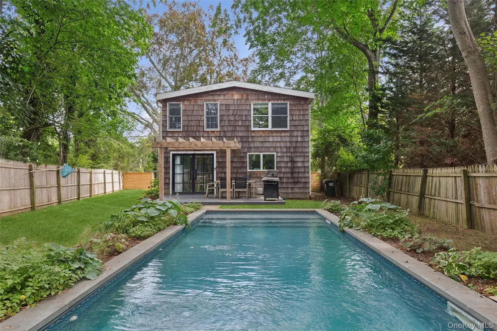 212 LUMBER LN Bridgehampton, NY 11932