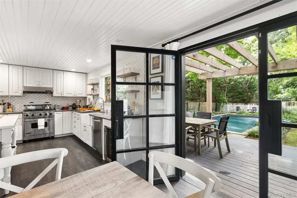 212 LUMBER LN Bridgehampton, NY 11932