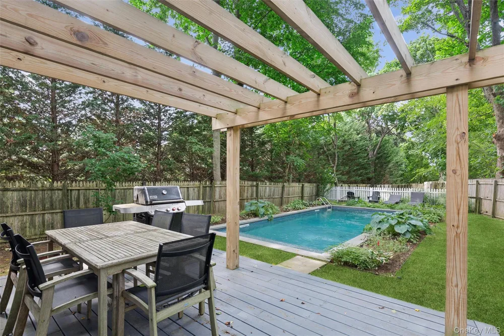 212 LUMBER LN Bridgehampton, NY 11932