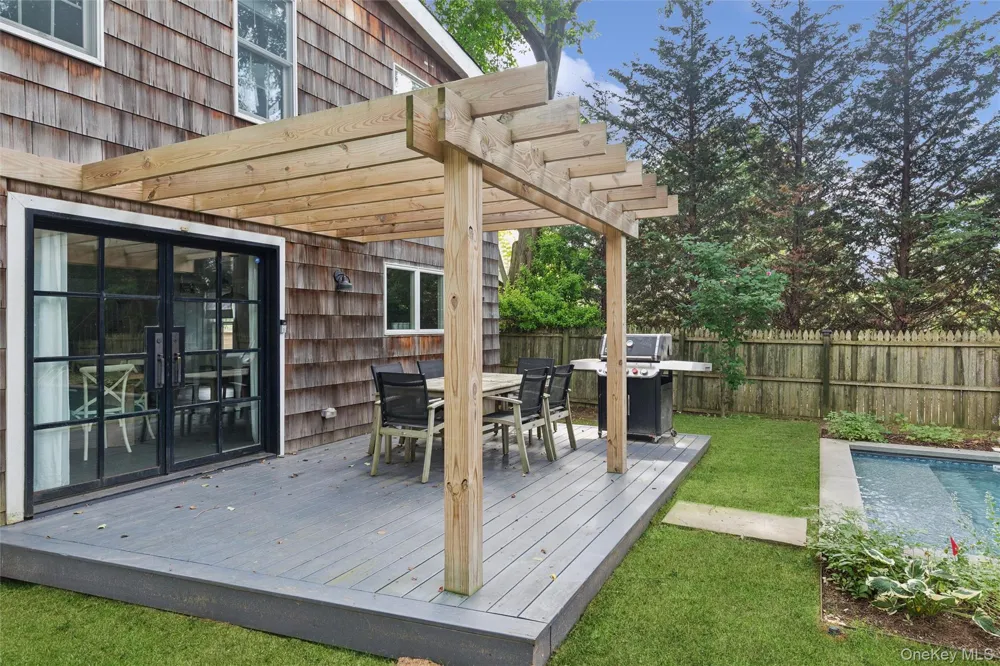 212 LUMBER LN Bridgehampton, NY 11932