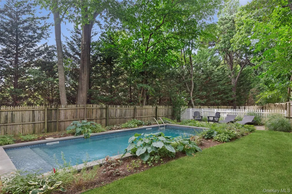 212 LUMBER LN Bridgehampton, NY 11932