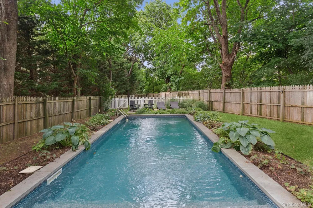 212 LUMBER LN Bridgehampton, NY 11932
