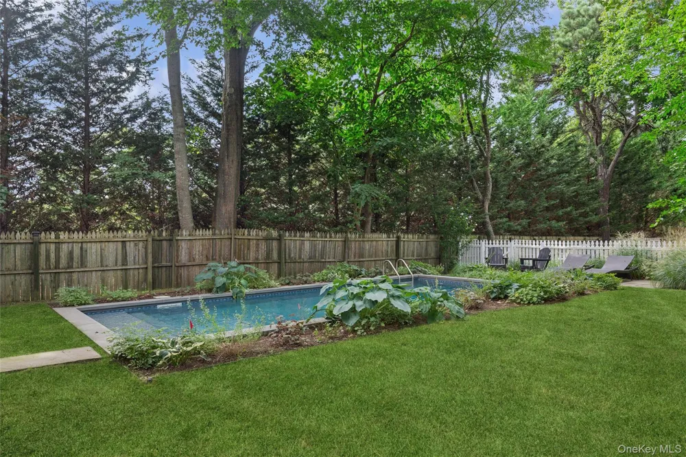 212 LUMBER LN Bridgehampton, NY 11932