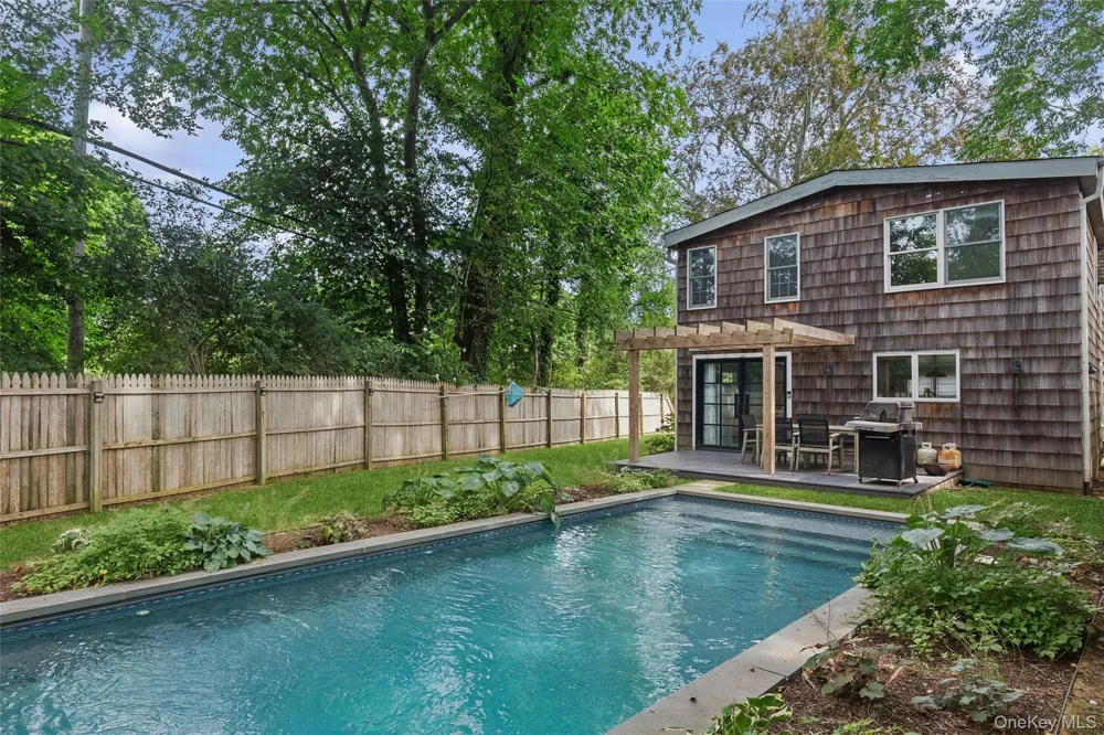 212 LUMBER LN Bridgehampton, NY 11932