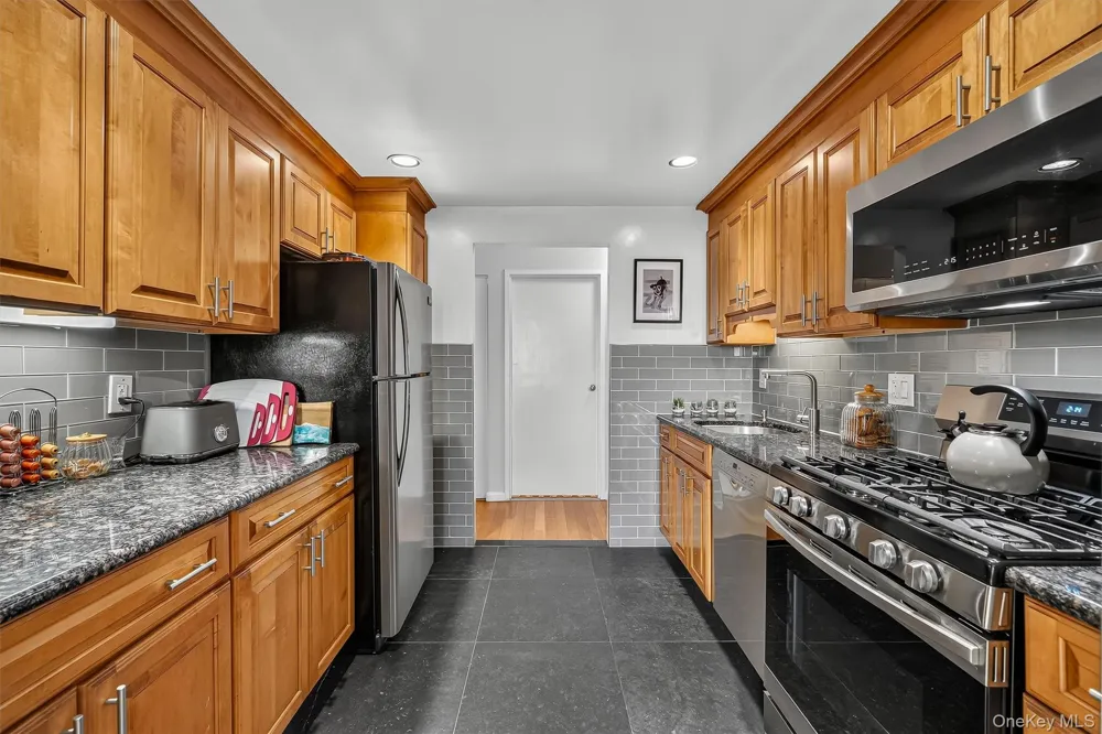 1376 Midland Avenue #801 Yonkers, NY 10708