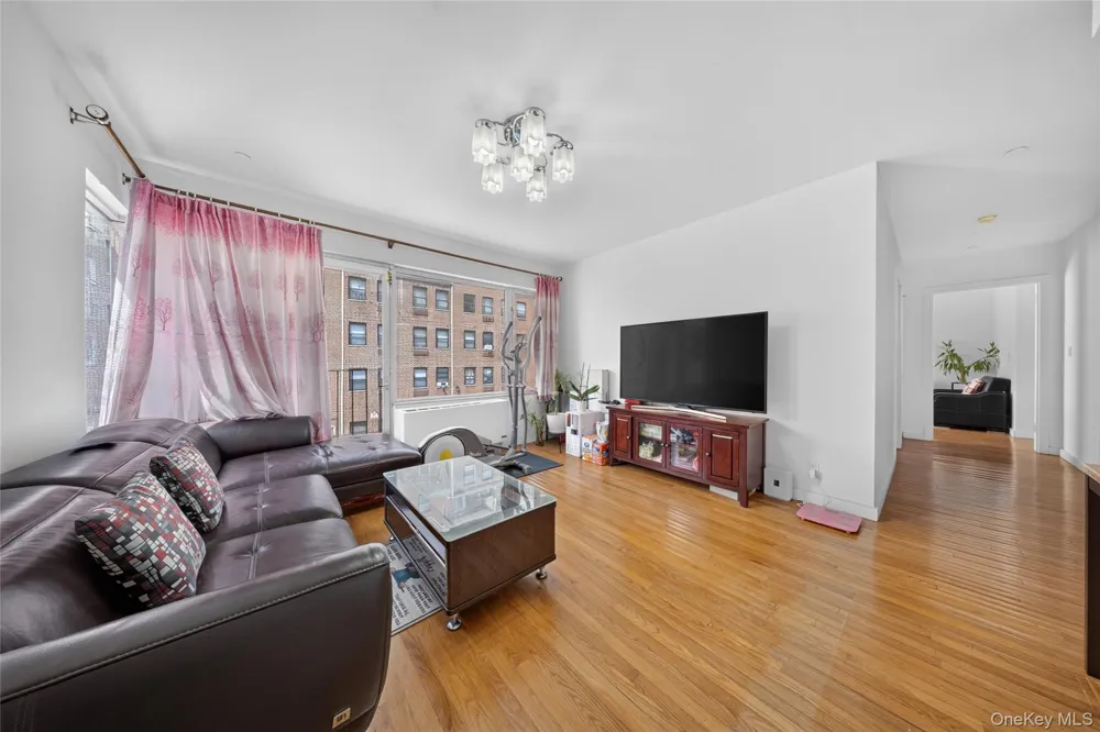 71-28 163rd Street #2A Fresh Meadows, NY 11365