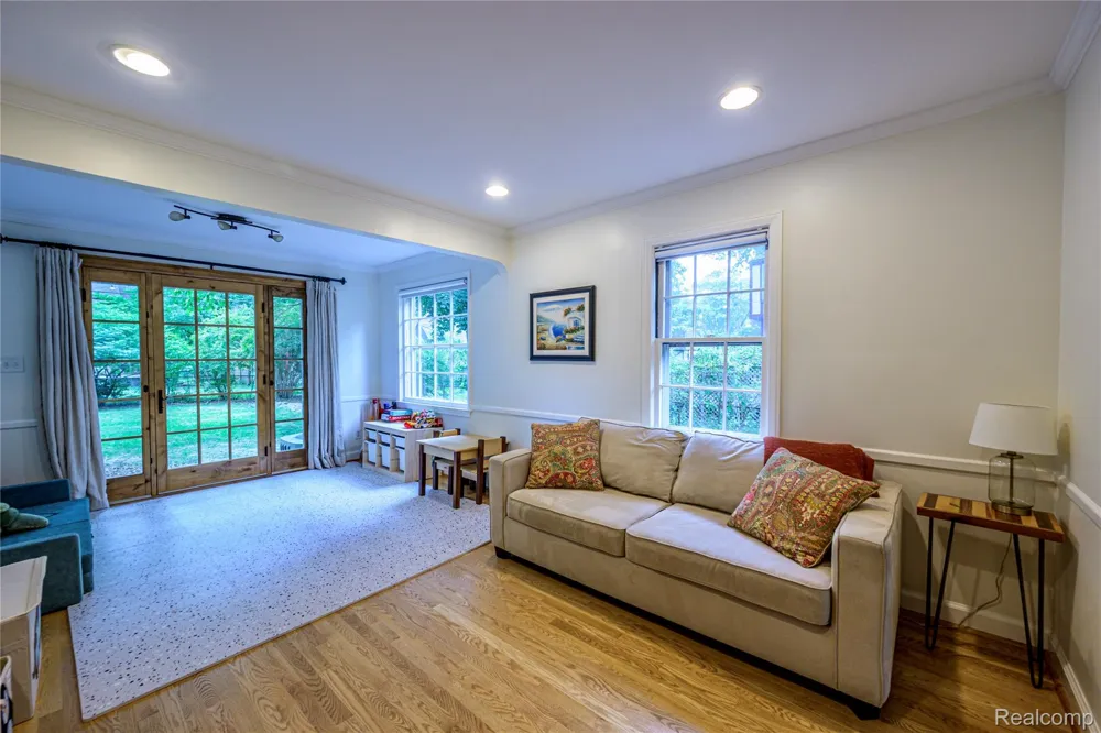 656 W Maplehurst Street Ferndale City, MI 48220