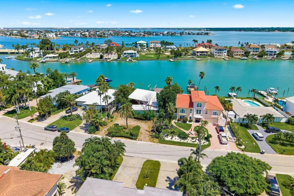 31 DOLPHIN DRIVE Treasure Island, FL 33706