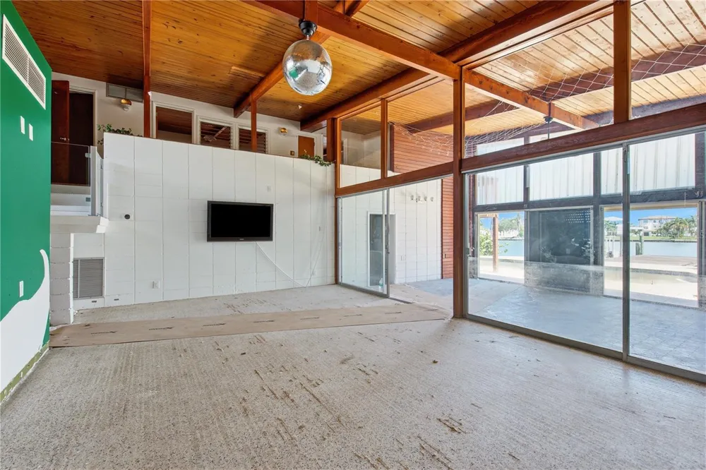 31 DOLPHIN DRIVE Treasure Island, FL 33706