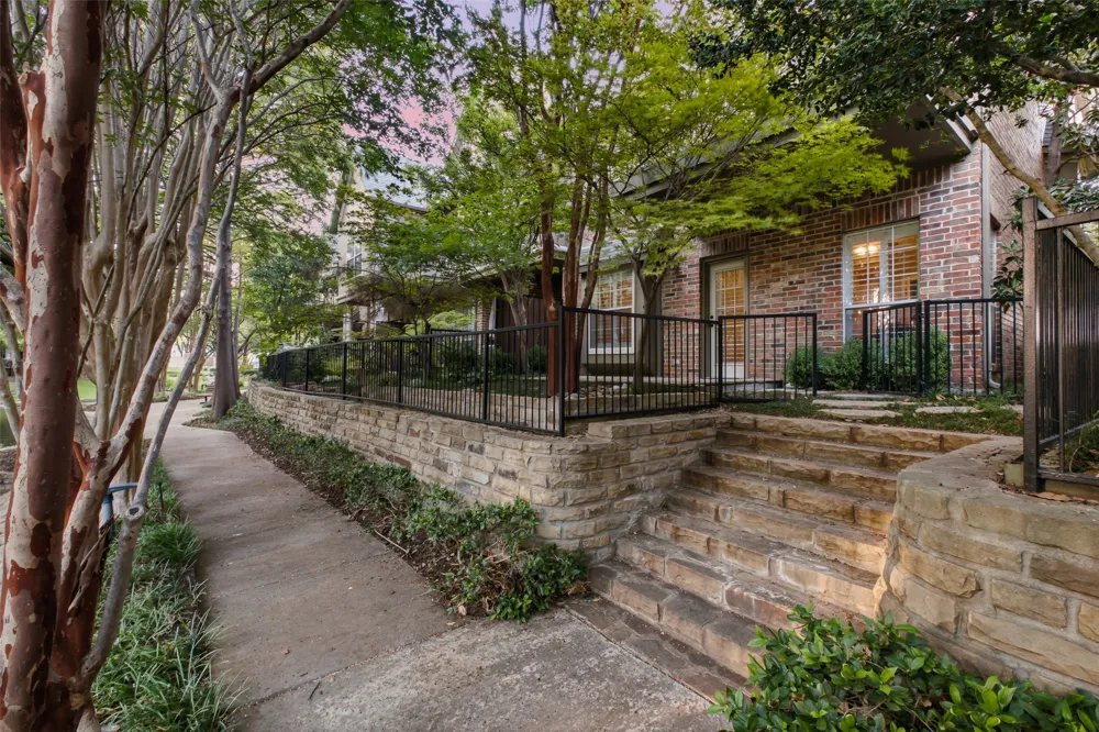 14891 Towne Lake Circle Addison, TX 75001