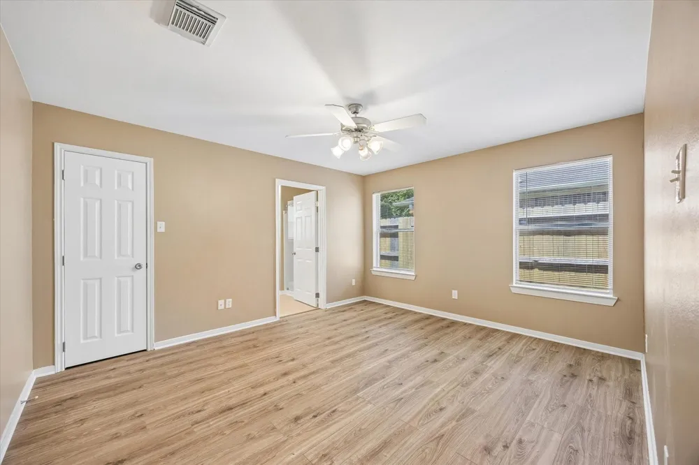 4341 Country Club Drive Dickinson, TX 77539