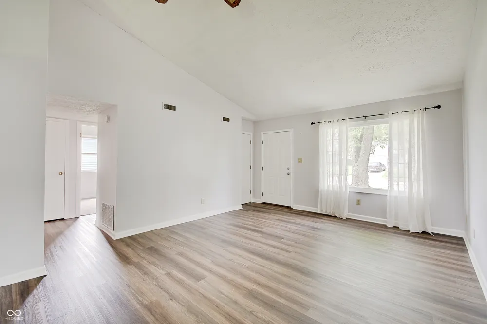 1073 Laura Drive Greenwood, IN 46143