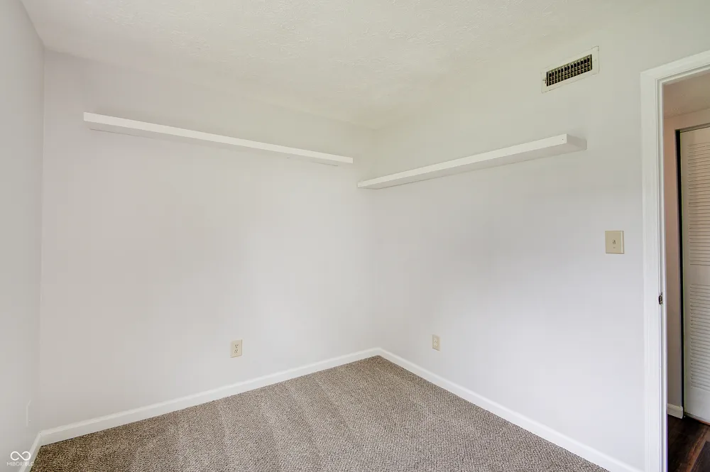 1073 Laura Drive Greenwood, IN 46143